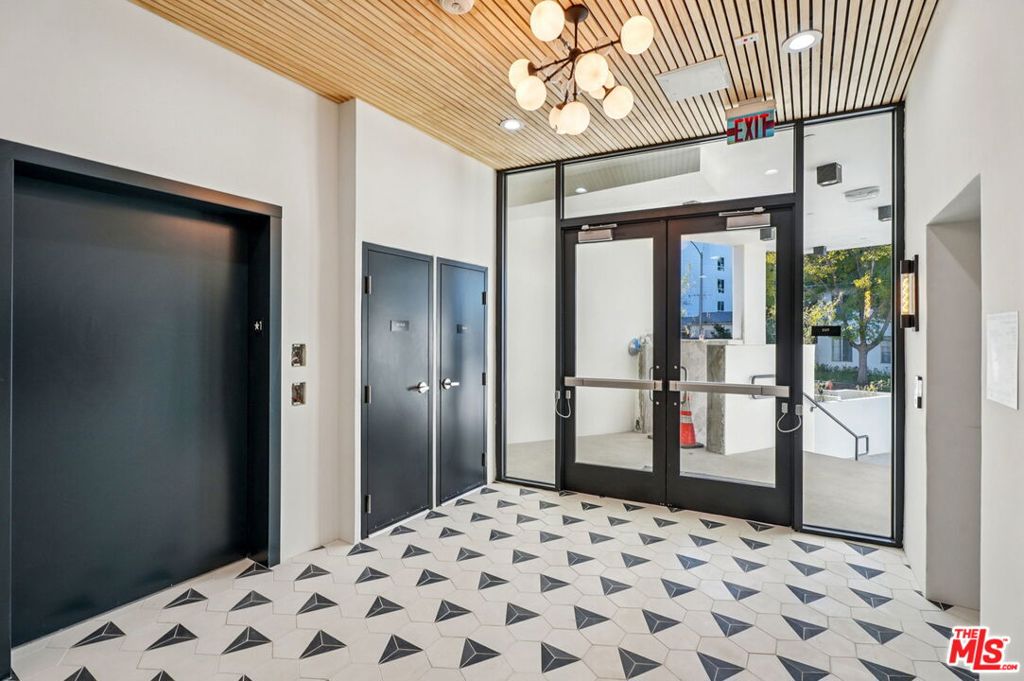 Residential Lease for rent at 1110 S Spaulding Avenue 103, Los Angeles, Los Angeles County, CA featuring 2 beds and 2 baths