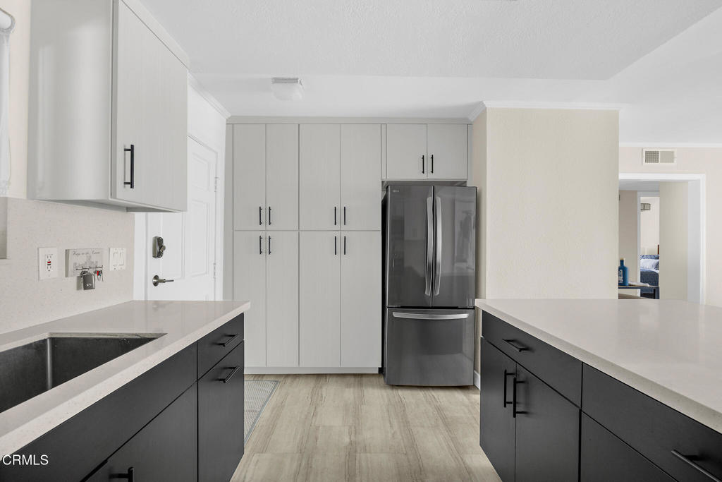 Condominium for sale at 3762 Hughes Avenue 105, Los Angeles, CA featuring 2 beds and 2 baths