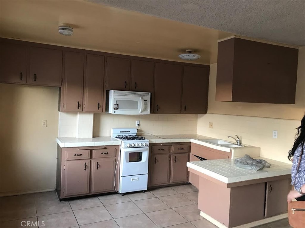 Residential Lease for rent at 5174 Los Flores, Lynwood CA featuring 2 beds and 1 bath