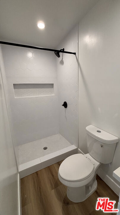 Residential Lease for rent at 2437 Centinela Avenue apt 11, Santa Monica, Los Angeles County, CA featuring 2 beds and 2 baths