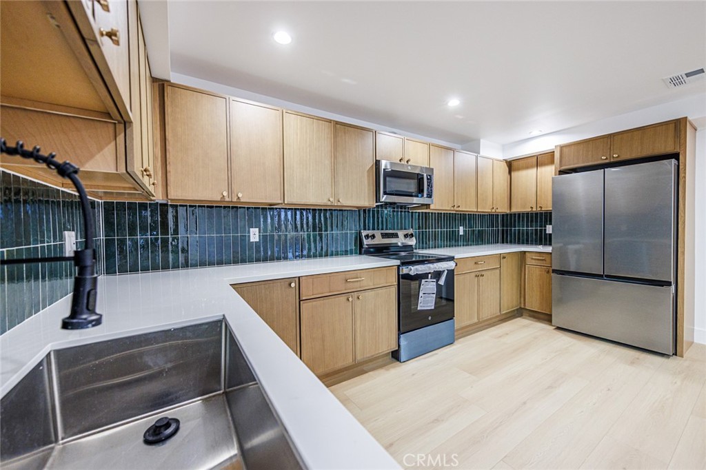 Residential Lease for rent at 2938 S Sycamore Avenue 3, Los Angeles, Los Angeles County, CA featuring 3 beds and 3 baths
