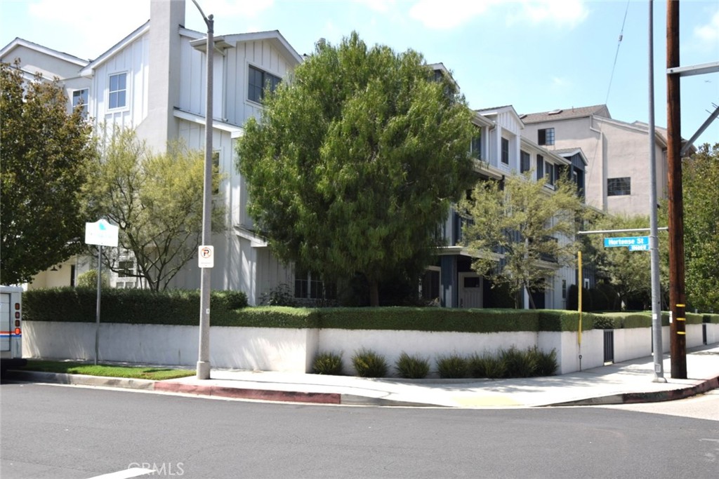 Active for sale at Toluca Lake, CA, Toluca Lake, CA CA and 2 baths