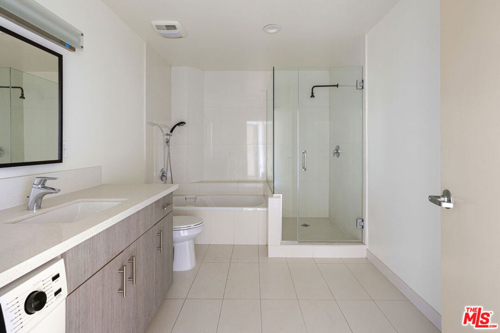 Residential for sale at 825 E 4th Street 503, Los Angeles CA featuring 1 bed and 2 baths