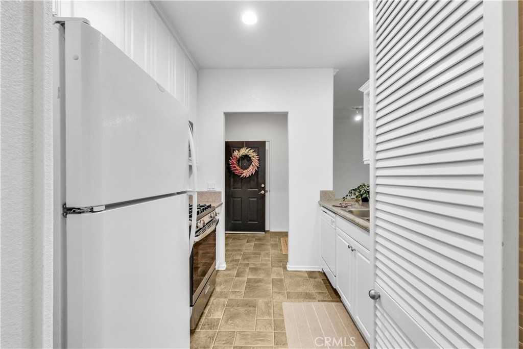 Residential Lease for rent at 3212 Watermarke PL, Irvine CA featuring 1 bed and 1 bath