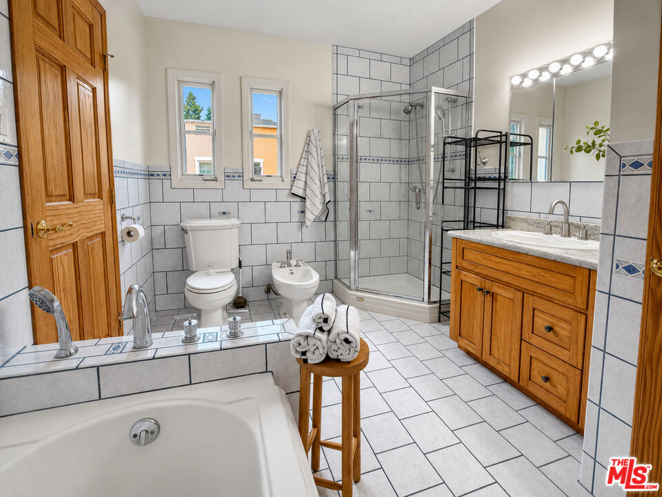 Active for sale at Toluca Lake, CA, Toluca Lake, CA CA and 4 baths