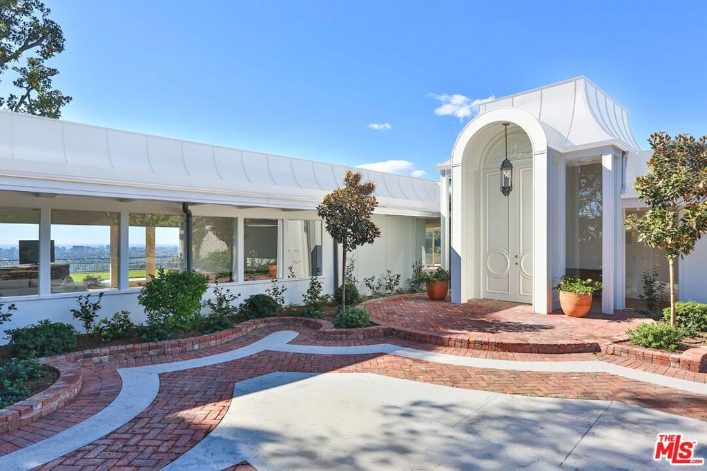 Residential Lease for rent at 1174 N Hillcrest Road, Beverly Hills, Los Angeles County, CA featuring 4 beds and 5 baths