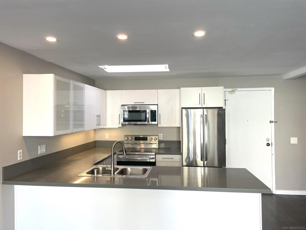 Residential Lease for rent at 8338 Regents Rd 3O, San Diego CA featuring 2 beds and 2 baths
