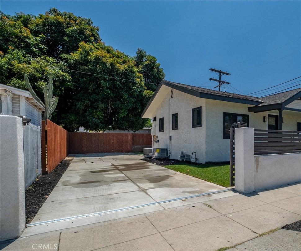 Single Family Residence for sale at 3516 Montclair Street, Los Angeles, CA featuring 2 beds and 1 bath