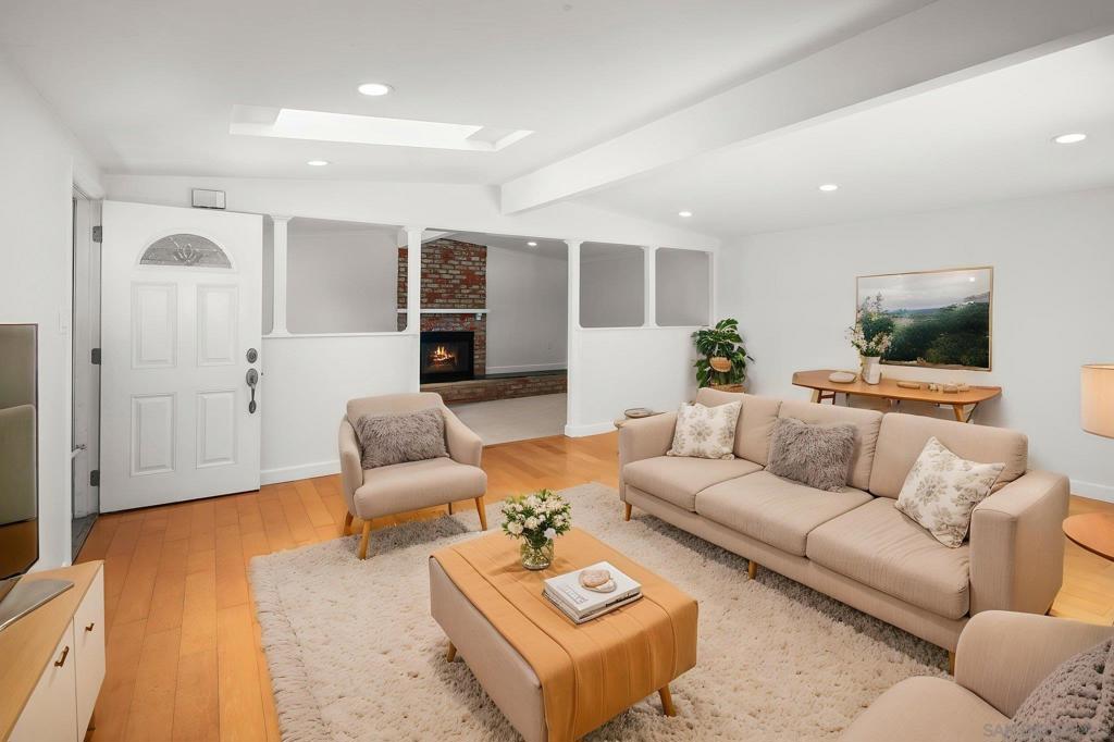 Residential Lease for rent at 5164 Chateau Dr, San Diego, San Diego County CA featuring 3 beds and 2 baths
