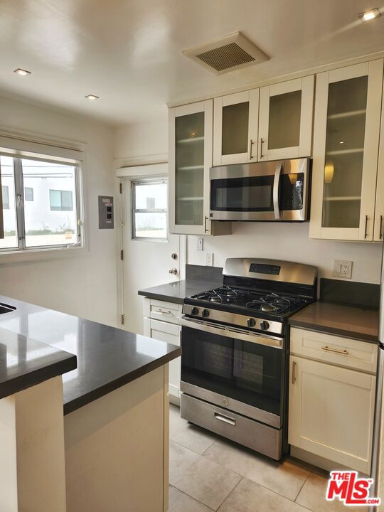 Residential Lease for rent at 136 San Vicente Blvd A, Santa Monica, Los Angeles County CA featuring 1 bed and 1 bath