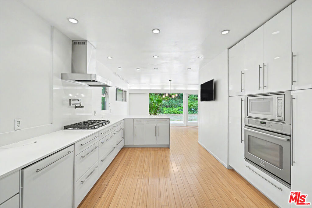 Residential Lease for rent at 9512 Duxbury Lane, Los Angeles, Los Angeles County CA featuring 3 beds and 3 baths