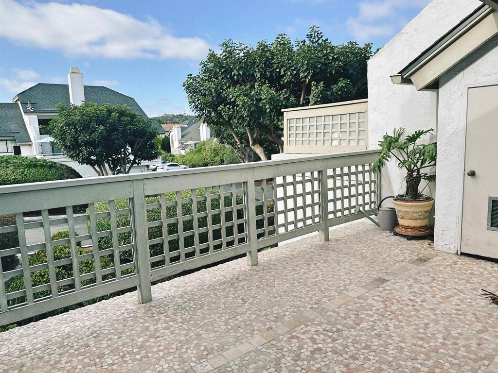 Residential Lease for rent at 542 Via De La Valle J, Solana Beach, San Diego County CA featuring 2 beds and 2 baths