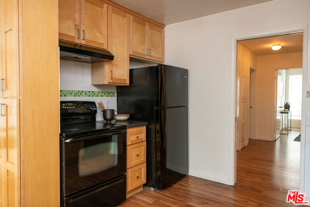 Residential Lease for rent at 608 Idaho Avenue 6, Santa Monica, Los Angeles County CA featuring 2 beds and 2 baths