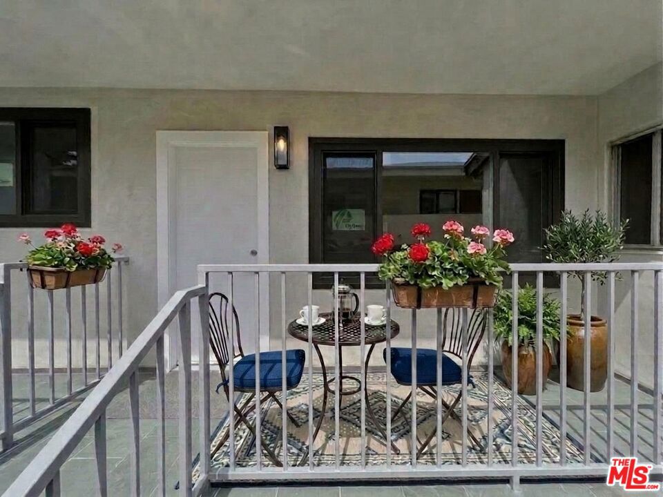 Residential Lease for rent at 903 S Barrington Avenue, Los Angeles, Los Angeles County CA featuring 2 beds and 3 baths