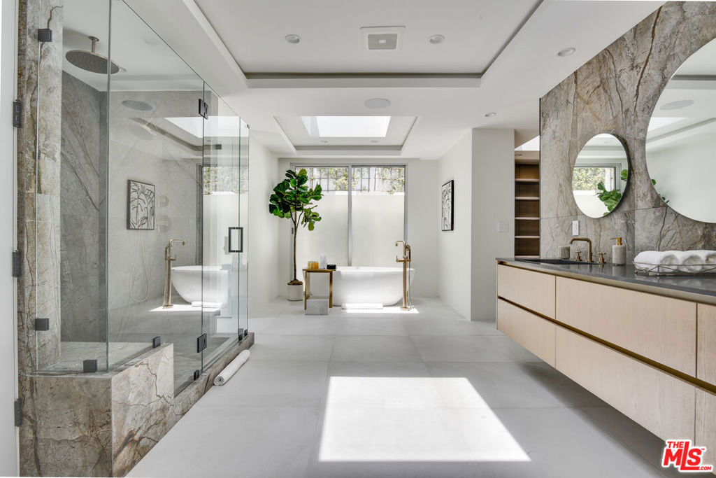 Residential Lease for rent at 8908 Alto Cedro Drive, Beverly Hills, Los Angeles County CA featuring 5 beds and 5 baths