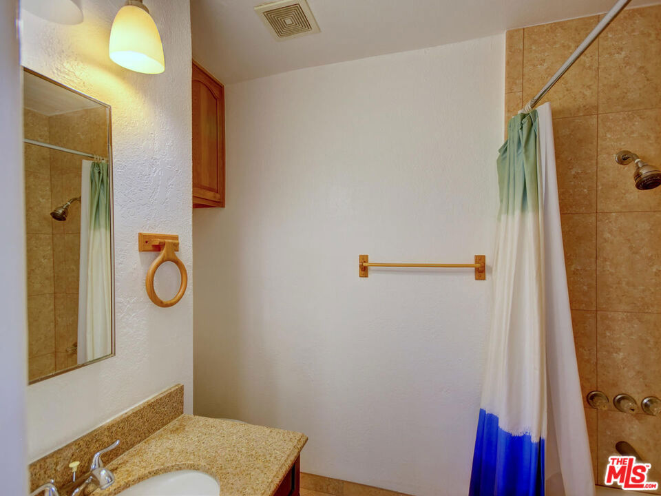 Residential Lease for rent at 1540 N FULLER Avenue 9, Los Angeles, Los Angeles County CA featuring 2 beds and 1 bath