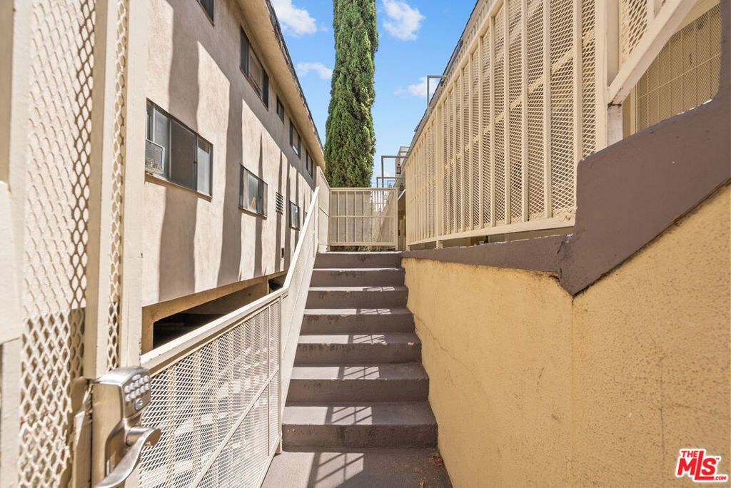 Residential Lease for rent at 1540 N FULLER Avenue 8, Los Angeles, Los Angeles County CA featuring 2 beds and 2 baths