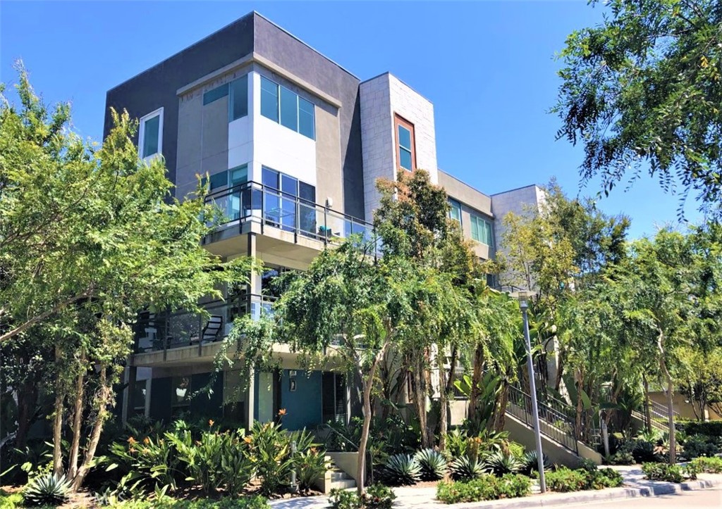 Condominium for sale at 600 Rockfeller, Irvine, CA featuring 3 beds and 3 baths
