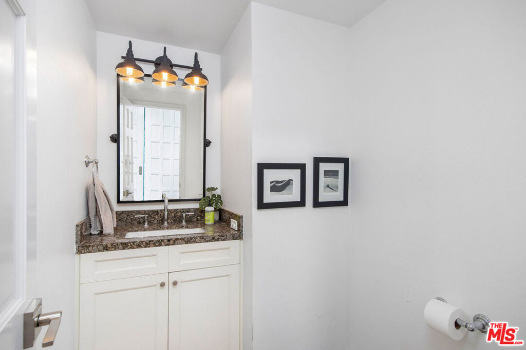 Residential Lease for rent at 1802 California Avenue, Santa Monica, Los Angeles County CA featuring 3 beds and 3 baths