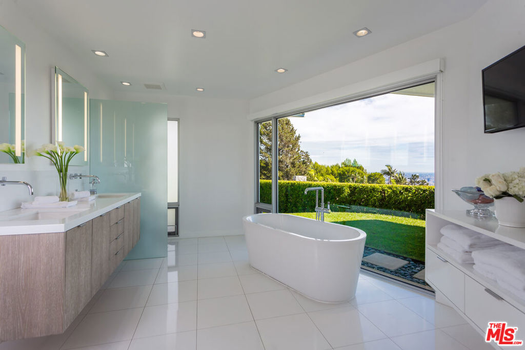 Residential Lease for rent at 1469 Carla, Beverly Hills, Los Angeles County CA featuring 4 beds and 5 baths
