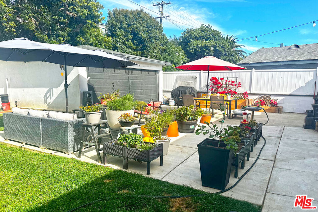 Residential Lease for rent at 5928 S La Brea Avenue, Los Angeles, Los Angeles County CA featuring 1 bed and 1 bath