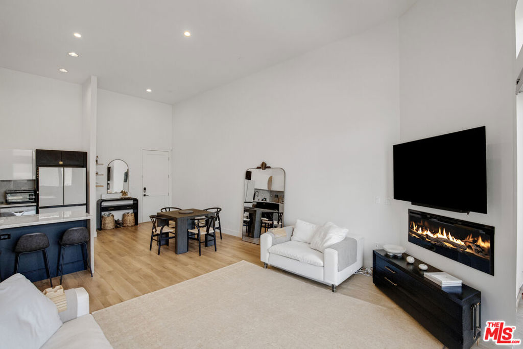 Residential Lease for rent at 118 S Kenwood Street 102, Glendale, Los Angeles County CA featuring 2 beds and 2 baths