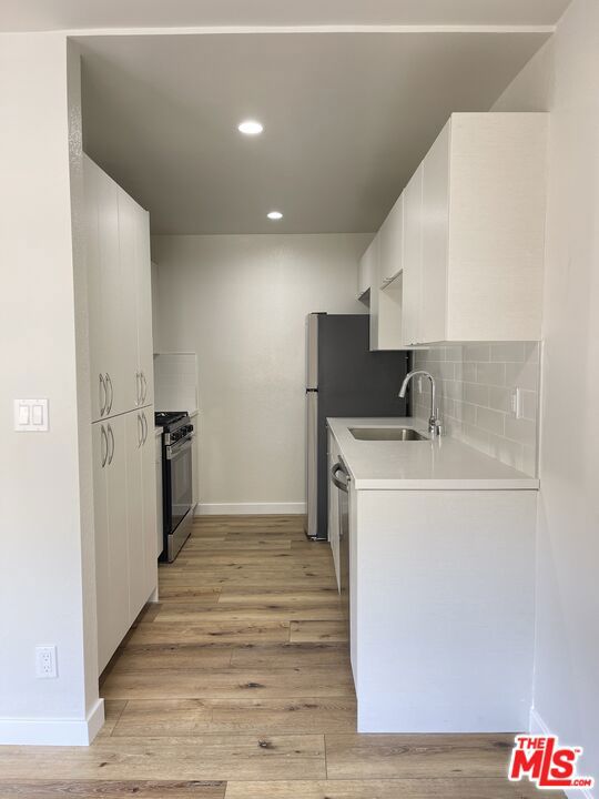 Residential Lease for rent at 11806 MAYFIELD Avenue 104, Los Angeles, Los Angeles County CA featuring 2 beds and 2 baths