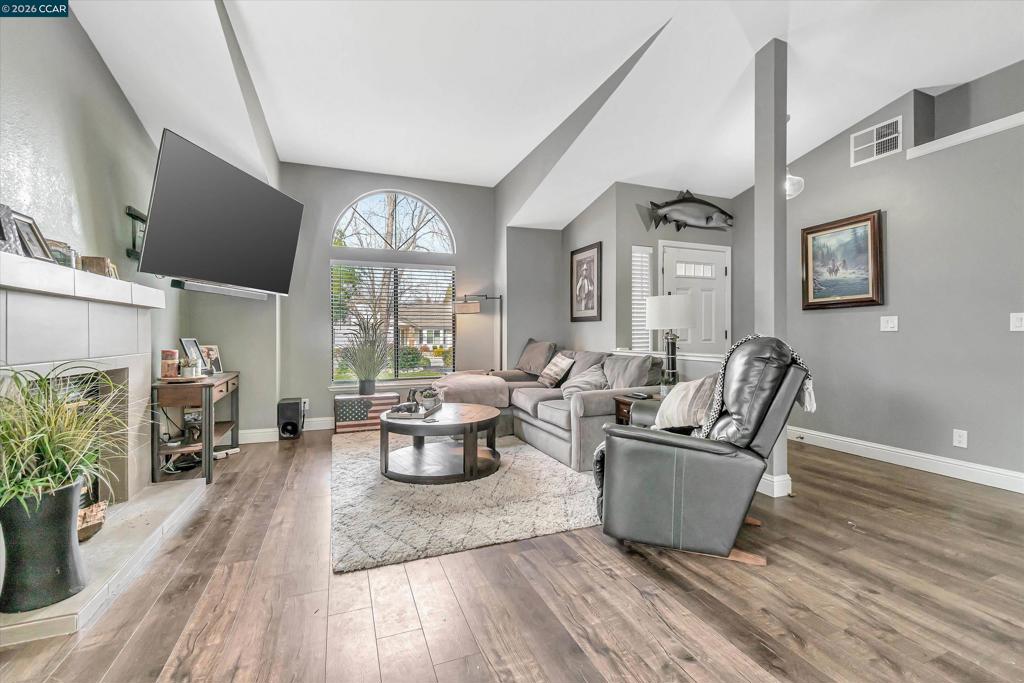 Residential Lease for rent at 1060 Saint Andrews Dr, El Dorado Hills, El Dorado CA featuring 3 beds and 2 baths