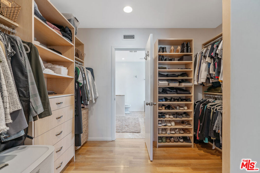 Residential Lease for rent at 4246 S Cloverdale Avenue, Los Angeles, Los Angeles County CA featuring 3 beds and 3 baths