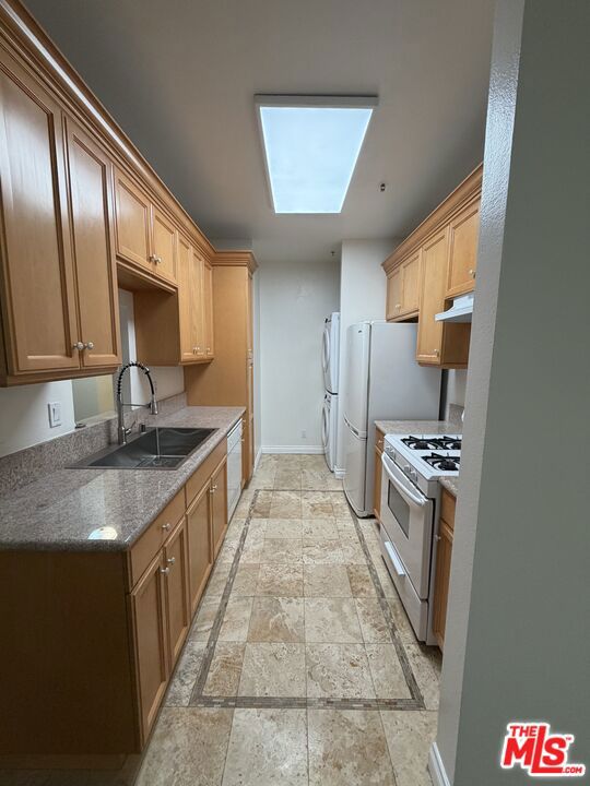 Residential Lease for rent at 87 S Allen Avenue 204, Pasadena, Los Angeles County CA featuring 2 beds and 2 baths