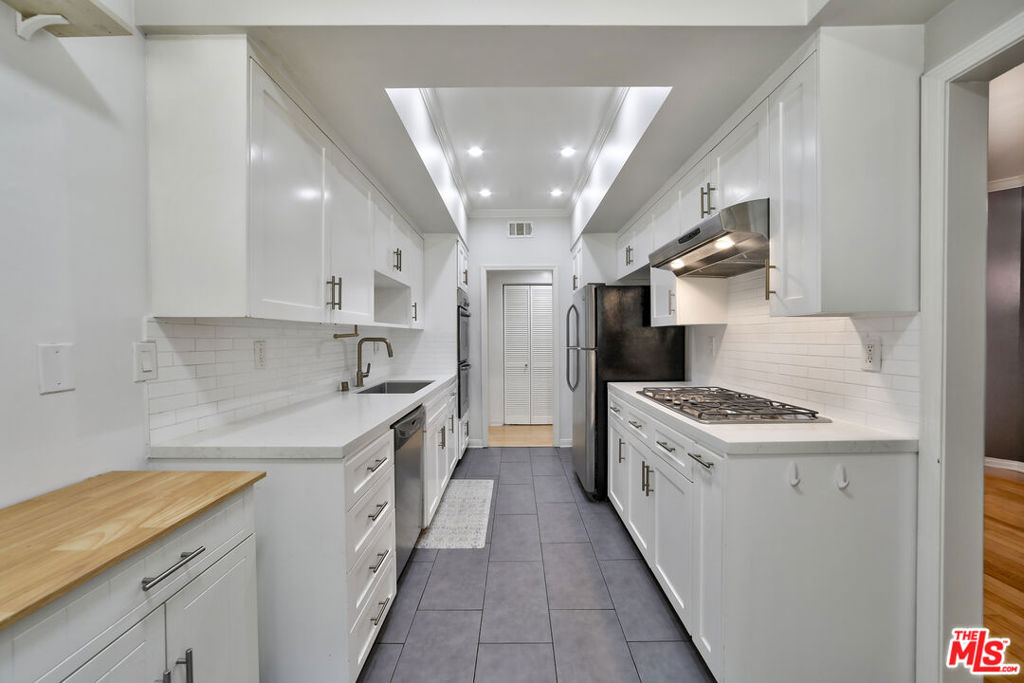 Residential Lease for rent at 11939 Gorham Avenue 105, Los Angeles, Los Angeles County CA featuring 2 beds and 2 baths