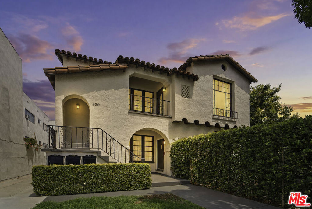 Residential Lease for rent at 920 N Genesee Avenue, West Hollywood, Los Angeles County CA featuring 2 beds and 2 baths