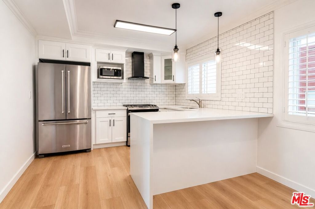 Residential Lease for rent at 929 Idaho Avenue 6, Santa Monica, Los Angeles County CA featuring 3 beds and 2 baths