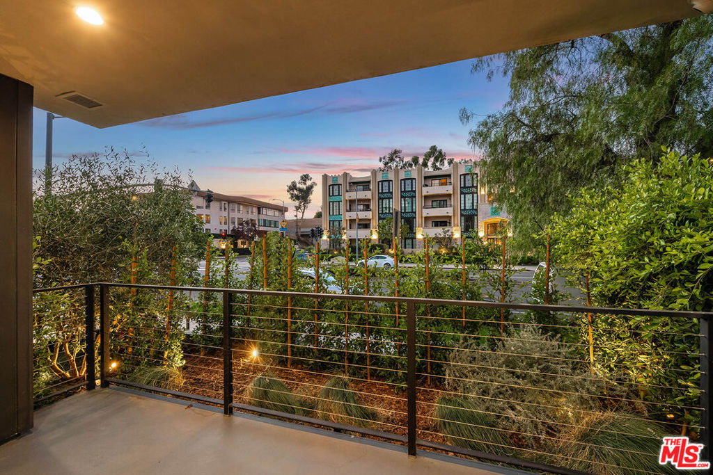 Active for sale at Toluca Lake, CA, Toluca Lake, CA CA and 3 baths