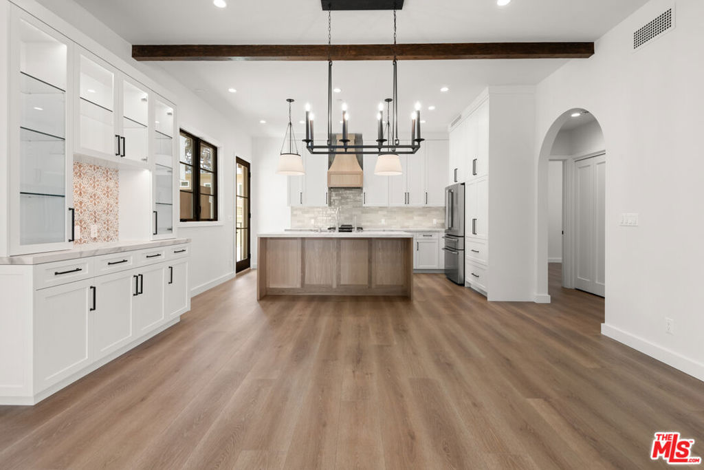 Residential Lease for rent at 930 Lincoln Boulevard A, Santa Monica, Los Angeles County CA featuring 2 beds and 2 baths