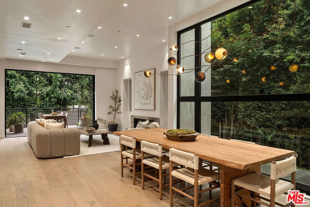 Residential Lease for rent at 10326 Keswick Avenue, Los Angeles, Los Angeles County CA featuring 6 beds and 7 baths
