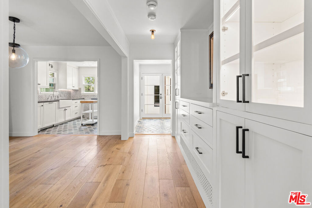 Residential Lease for rent at 928 Lincoln Boulevard A, Santa Monica, Los Angeles County CA featuring 3 beds and 2 baths