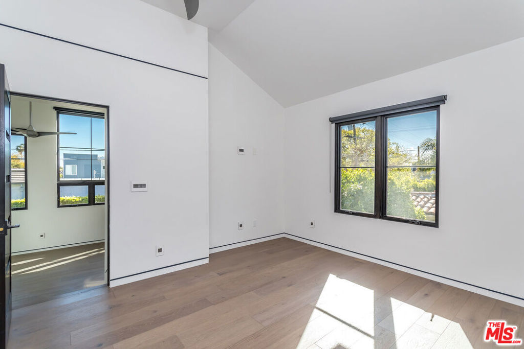 Residential Lease for rent at 8101 Clinton Street, Los Angeles, Los Angeles County CA featuring 1 bed and 1 bath
