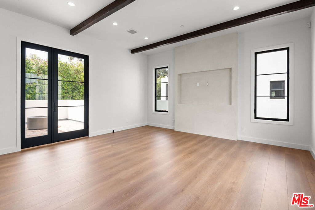 Residential Lease for rent at 930 Lincoln Boulevard B, Santa Monica, Los Angeles County CA featuring 3 beds and 3 baths