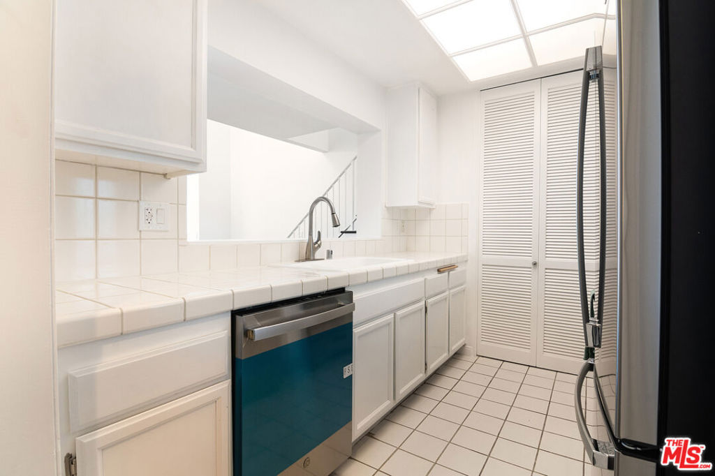 Residential Lease for rent at 1650 Veteran Avenue 306, Los Angeles, Los Angeles County CA featuring 2 beds and 3 baths