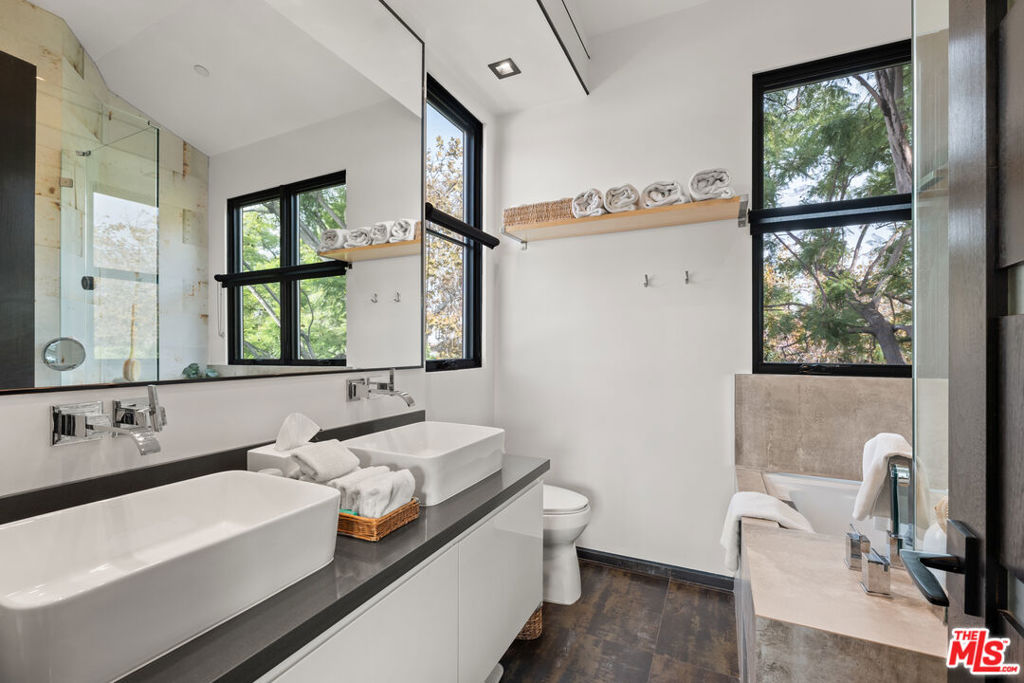 Residential Lease for rent at 601 N Crescent Heights Boulevard, Los Angeles, Los Angeles County CA featuring 3 beds and 3 baths