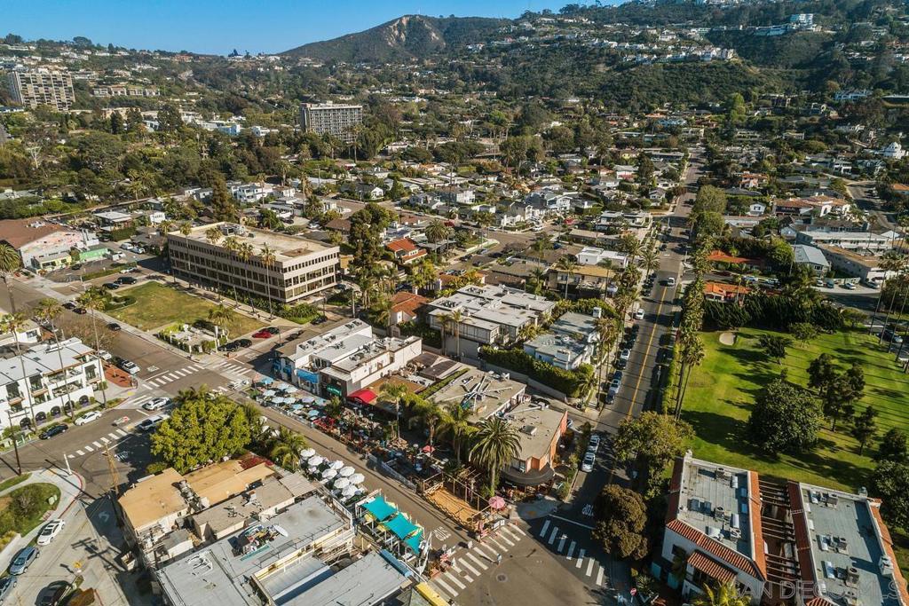 Residential Lease for rent at 8001 Calle De La Plata, La Jolla, San Diego County CA featuring 4 beds and 5 baths