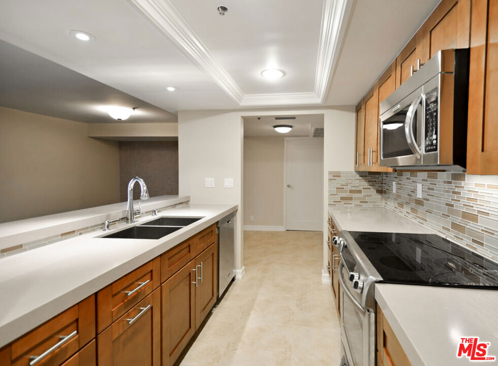 Residential Lease for rent at 10660 WILSHIRE Boulevard 705, Los Angeles, Los Angeles County CA featuring 2 beds and 3 baths