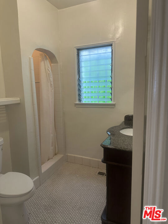 Residential Lease for rent at 8381 W 4th Street, Los Angeles, Los Angeles County CA featuring 3 beds and 2 baths