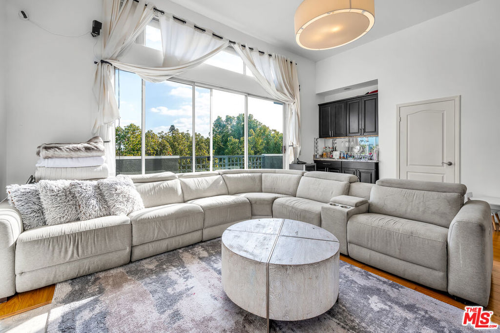 Residential Lease for rent at 1481 S Shenandoah Street 101, Los Angeles, Los Angeles County CA featuring 3 beds and 3 baths