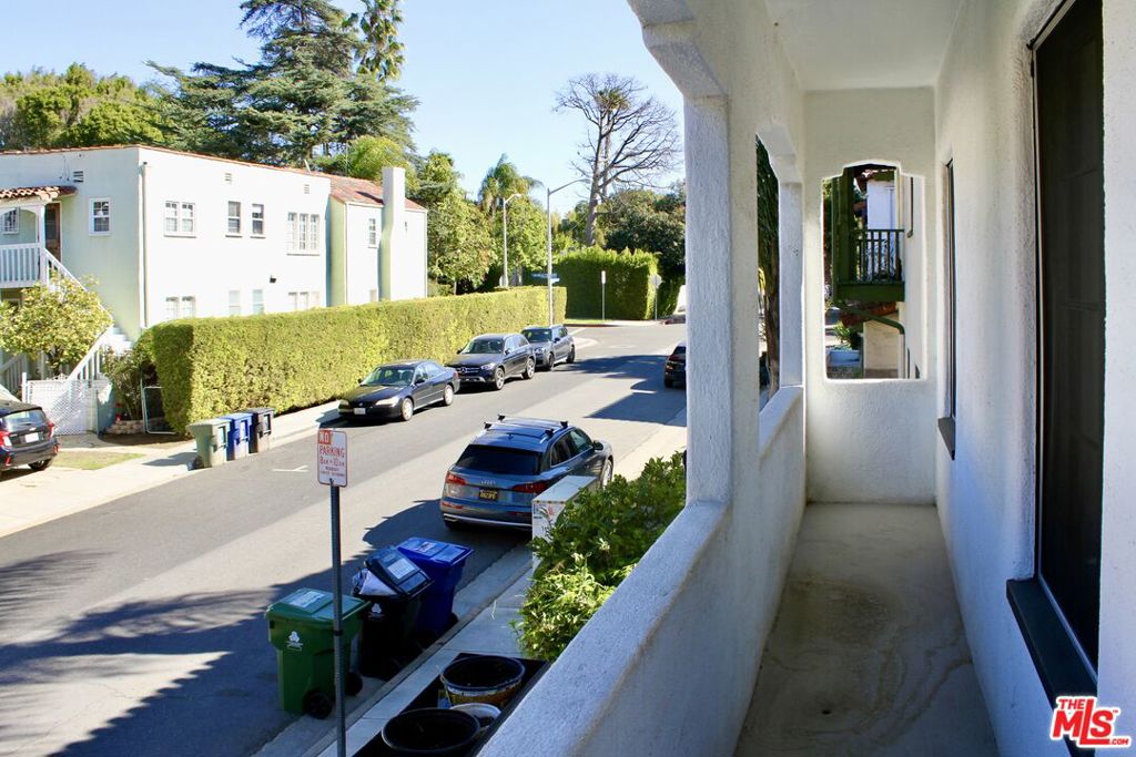 Residential Lease for rent at 8216 Willoughby Avenue, Los Angeles, Los Angeles County CA featuring 1 bed and 1 bath