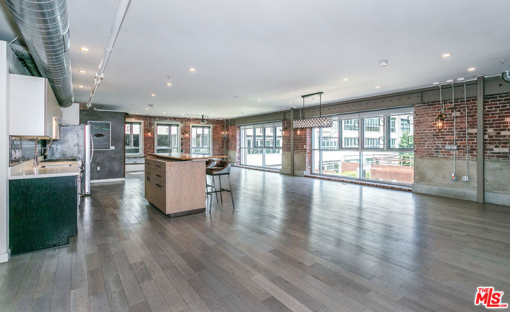 Residential Lease for rent at 527 Molino Street 202, Los Angeles, Los Angeles County CA featuring 2 beds and 2 baths