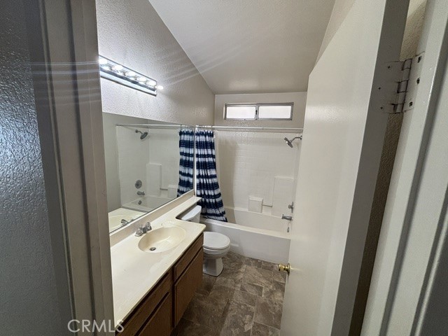 Residential Lease for rent at 1013 Ivy St, Hemet CA featuring 2 beds and 2 baths