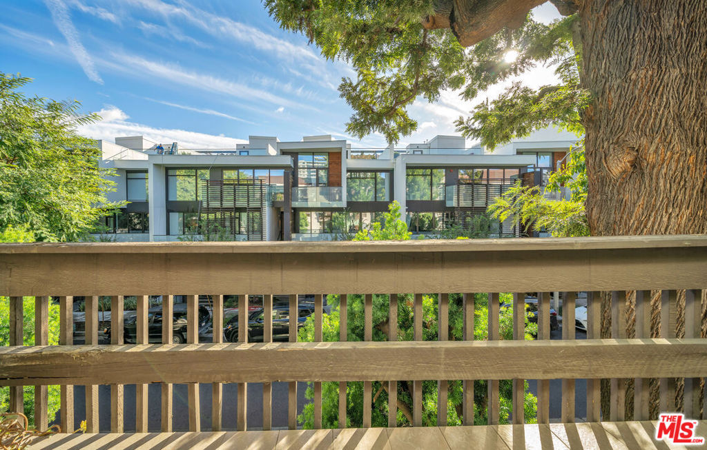 Residential Lease for rent at 9061 Keith Avenue 204, West Hollywood, Los Angeles County CA featuring 2 beds and 2 baths
