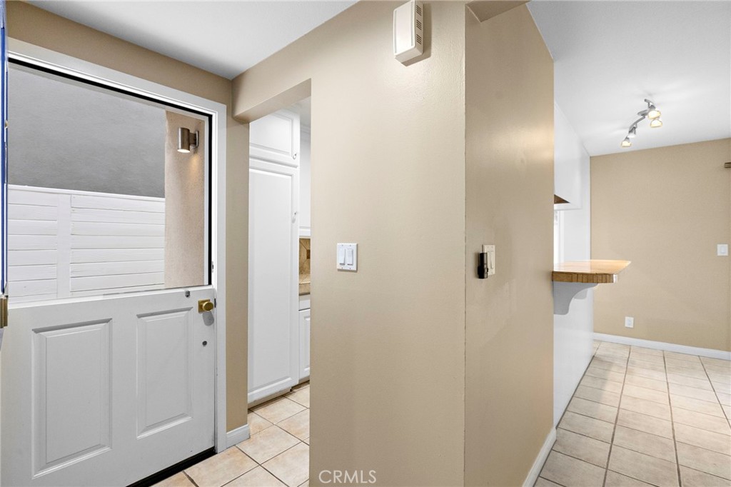 Residential Lease for rent at 214 20th Street B, Newport Beach, Orange County, CA featuring 2 beds and 1 bath